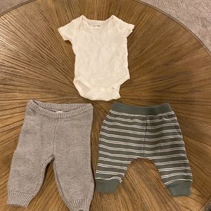 BUNDLE 2 PANTS AND ONE ONESIE - GENDER NEUTRAL
